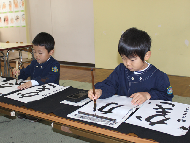 子どもたちは字を書くことが大好きです！ 